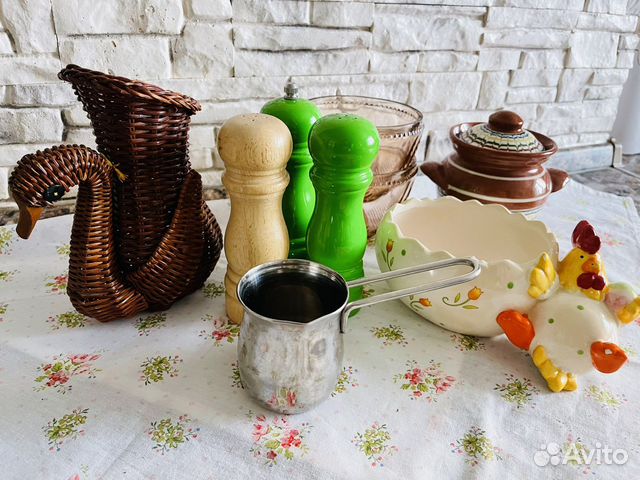 Солонка и другая кухонная утварь