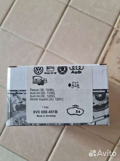 Тормозные колодки 8V0 698-451B