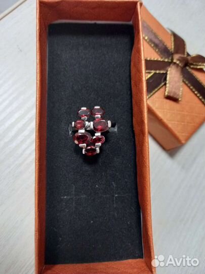 Серебряное кольцо с красными камнями