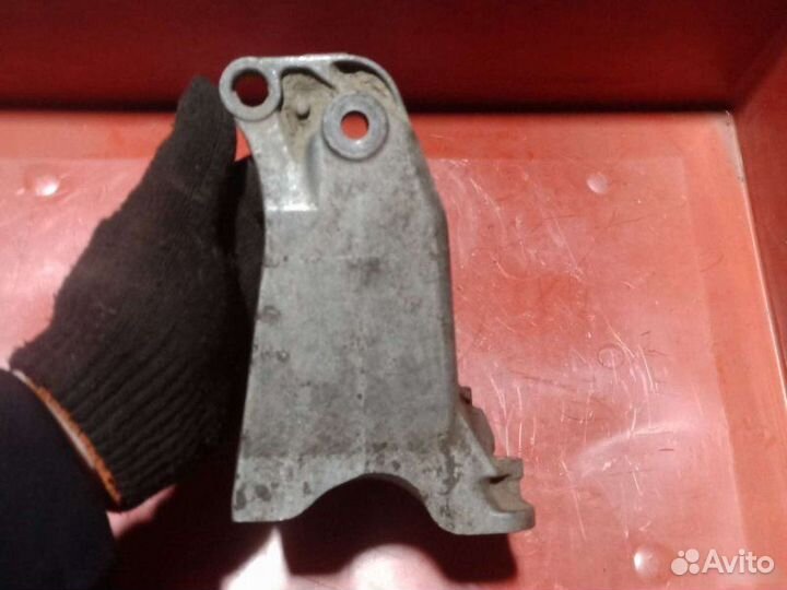 Кронштейн двигателя Volkswagen Golf 3 2.0L