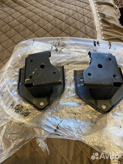 Кронштейнеры демферов усилителя бампера