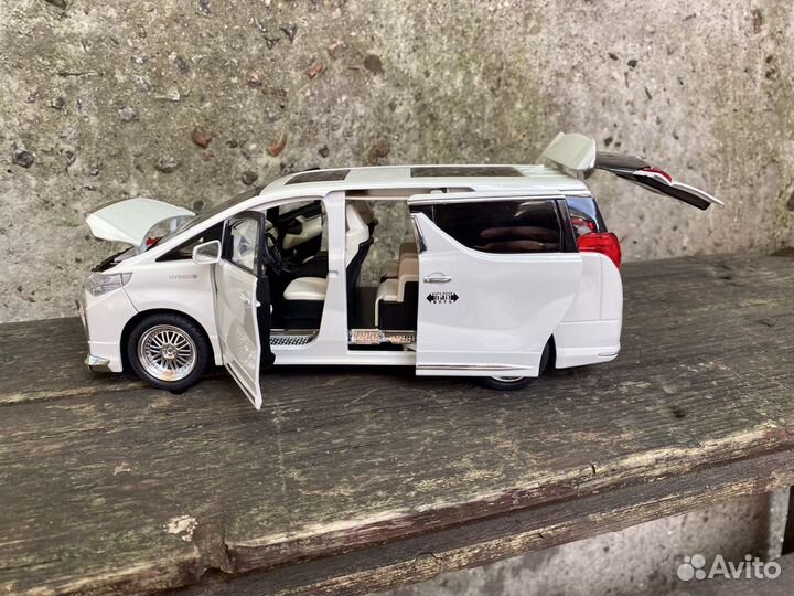 Модель Toyota Alphard белый 1:18