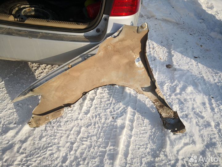 Передние правый крыло