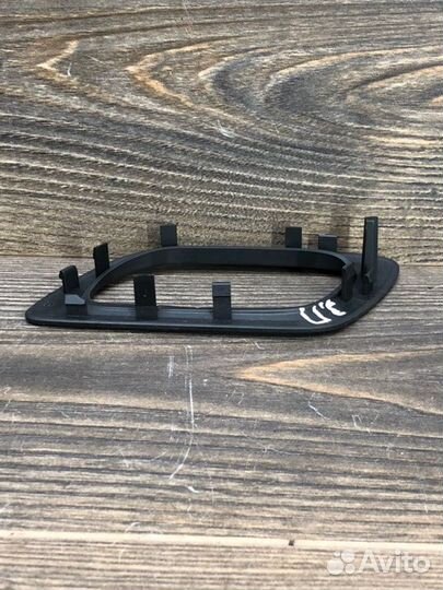 Накладка внутренней ручки двери задняя правая