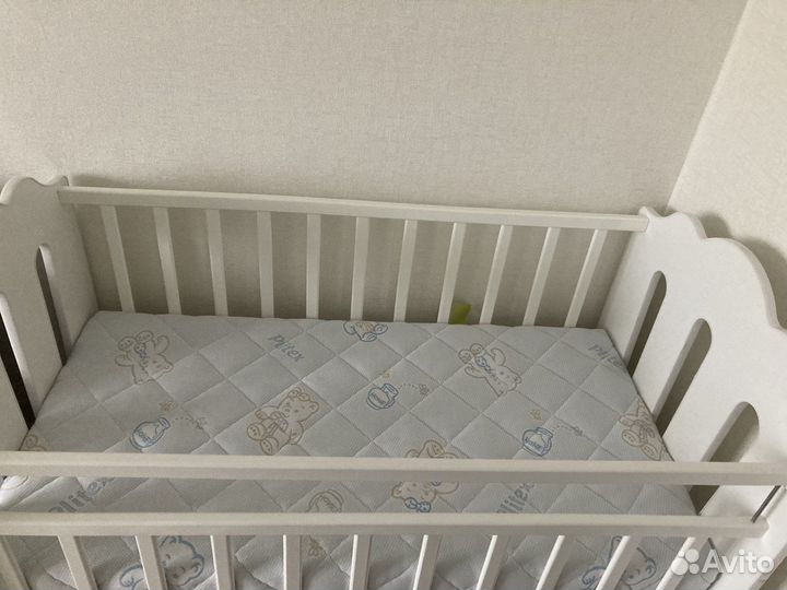 Комод, детская кроватка и матрац