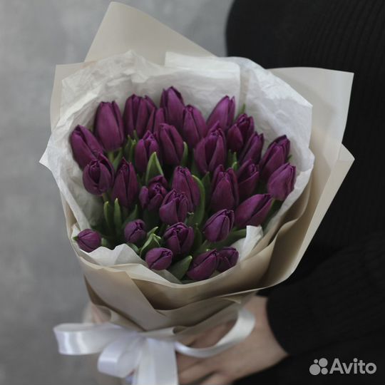 Фиолетовые тюльпаны в букете в оформлении