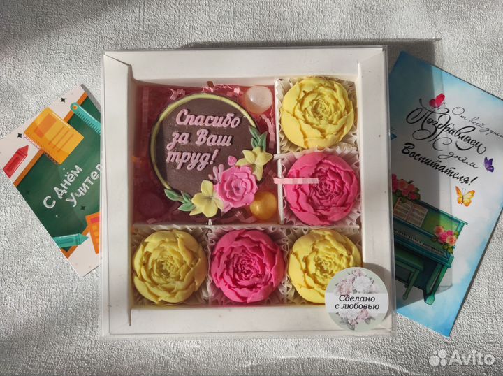 Шоколадные цветы в коробке