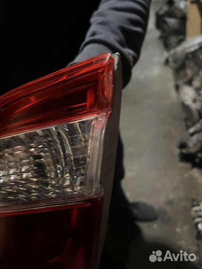 Фонарь задний правый в крышку Toyota Camry(дефект)