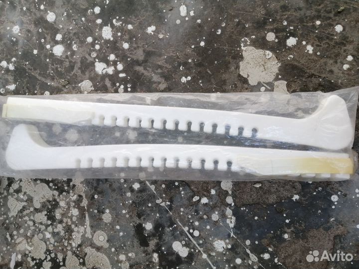 Чехлы на лезвия коньков белые