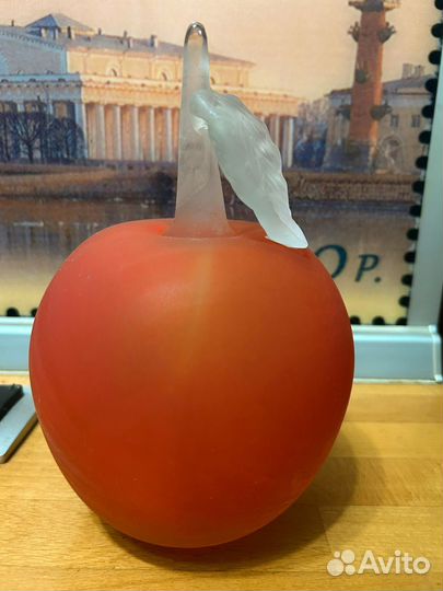 Стеклянное яблоко для интерьера