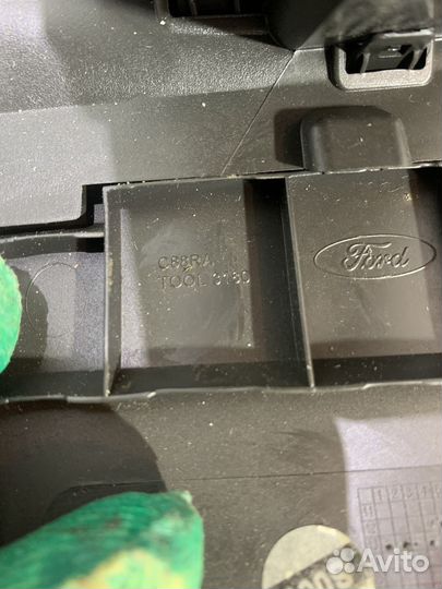 Бардачок Ford Focus 3