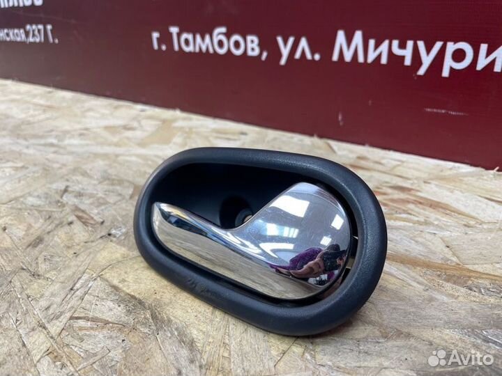 Внутренняя ручка двери правая Renault Logan