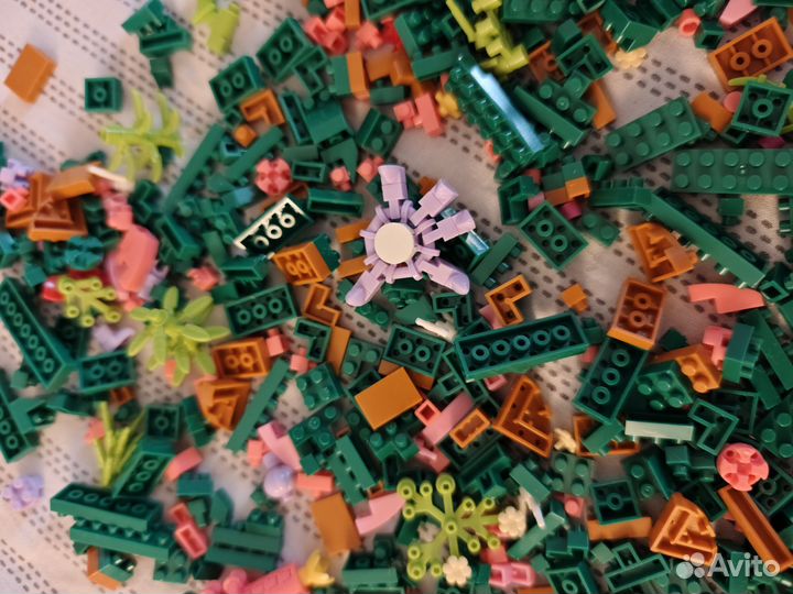 Детальки от детского конструктора