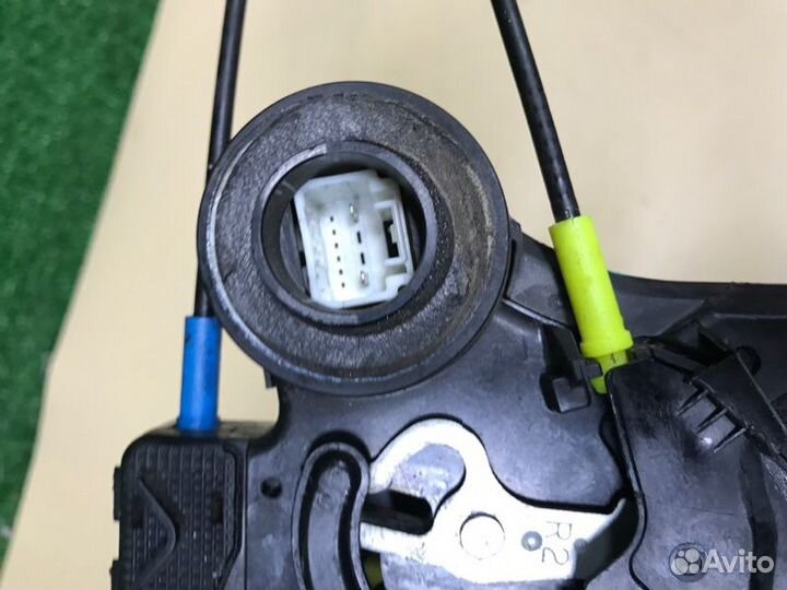 Замок двери задний правый Toyota Avensis AZT250