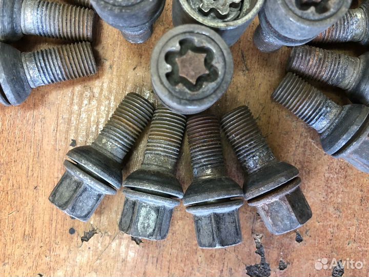 Комплект болтов с секретками Skoda Volkswagen