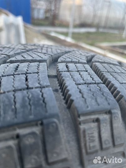 Pirelli Ice Zero FR 215/65 R16