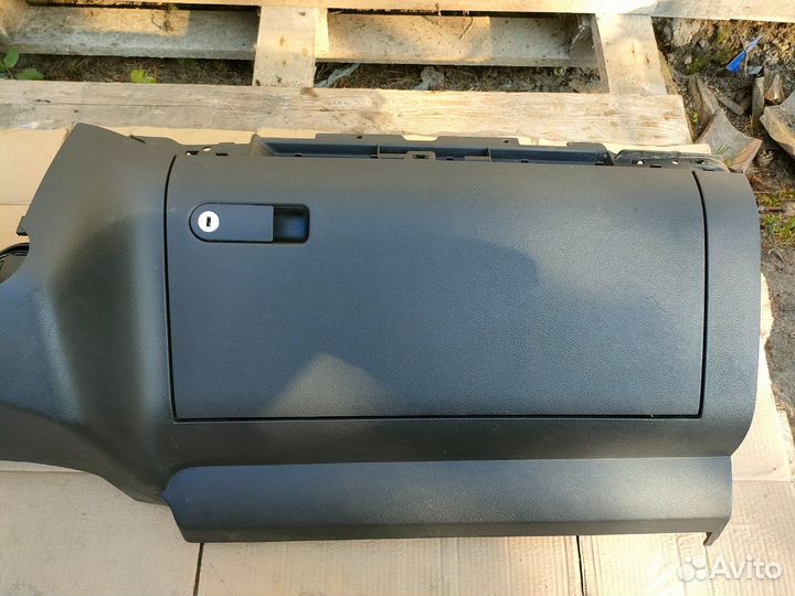 Вставка в торпедо нижняя Volkswagen Touareg I