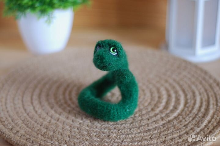 Вязаная игрушка Змея символ 2025 года