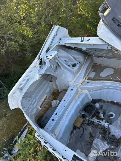 Заднее левое крыло toyota crown 180