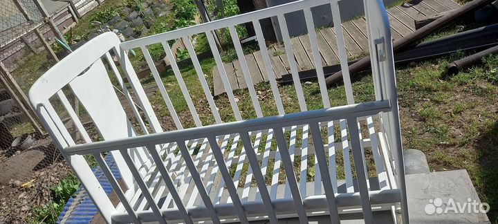 Детская кроватка с маятником