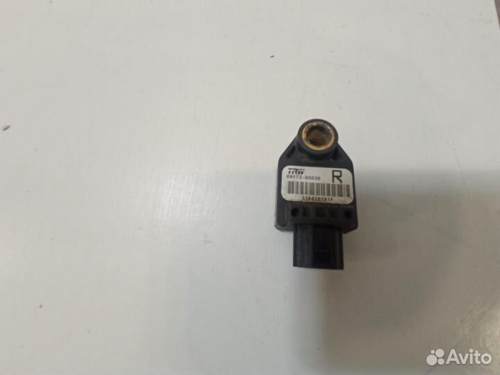 Датчик бокового удара Toyota Avensis T250 ZZT251L