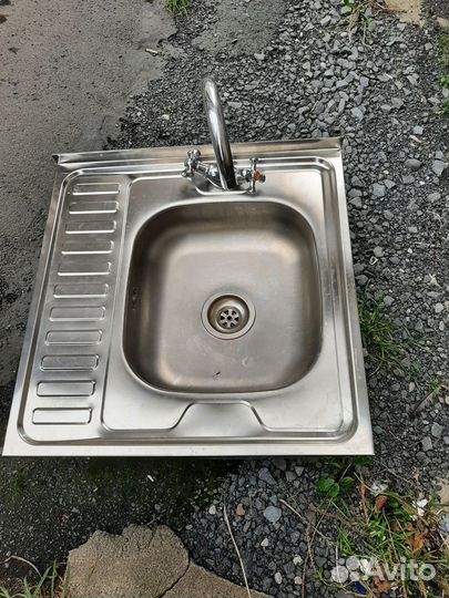 Мойка со смесителем и выводом в канализацию