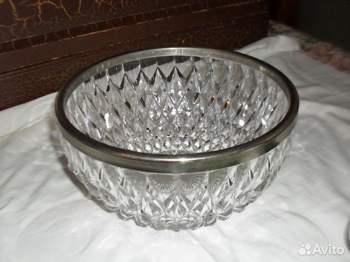 Хрустальные вазы с различными резными узорами