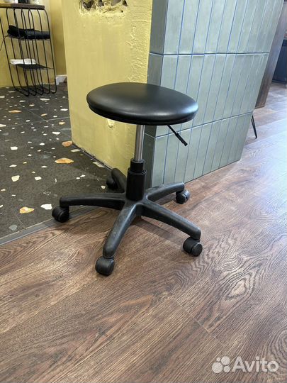 Стул для мастера парикмахера