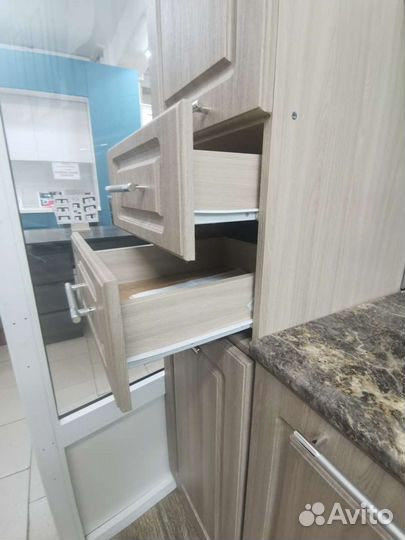 Кухонные шкафы и столы