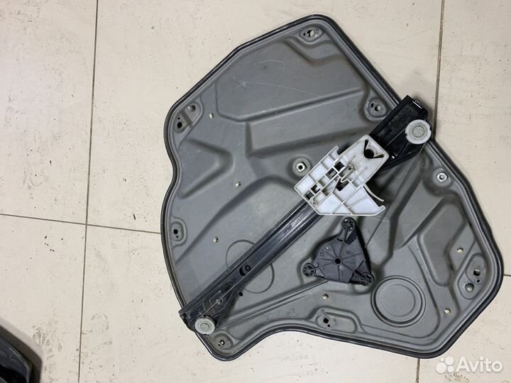 Стеклоподъемник задний правый Skoda Octavia A5