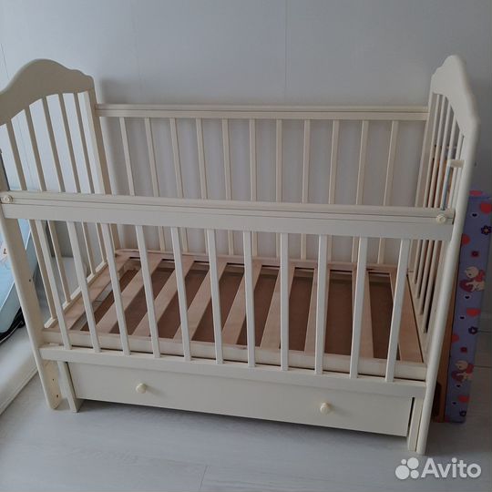 Кроватка детская с маятником