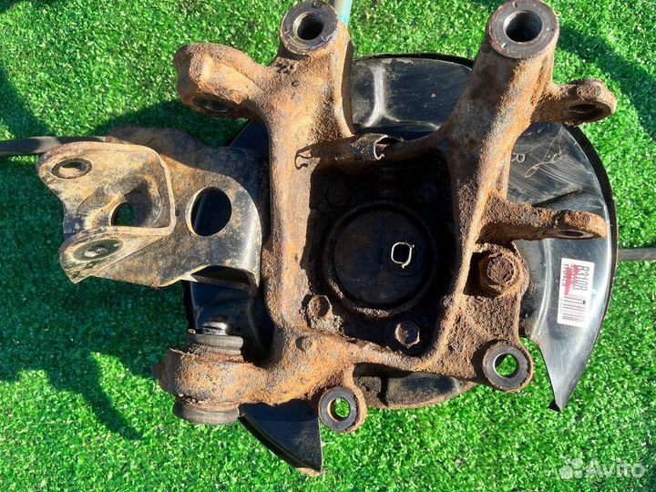 Кулак задний правый в сборе трос Rav4 xa40 xa45