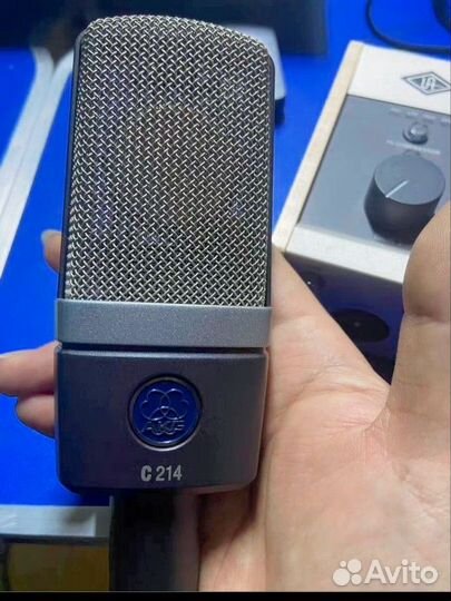 Студийный микрофон AKG c214