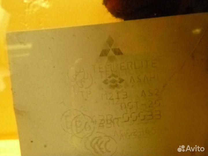 Стекло двери передней правой mitsubishi space gear