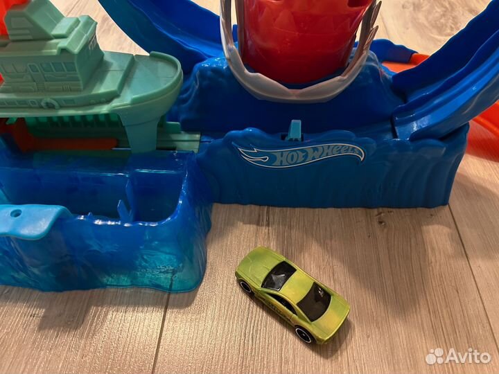 Хотвилс змея и акула