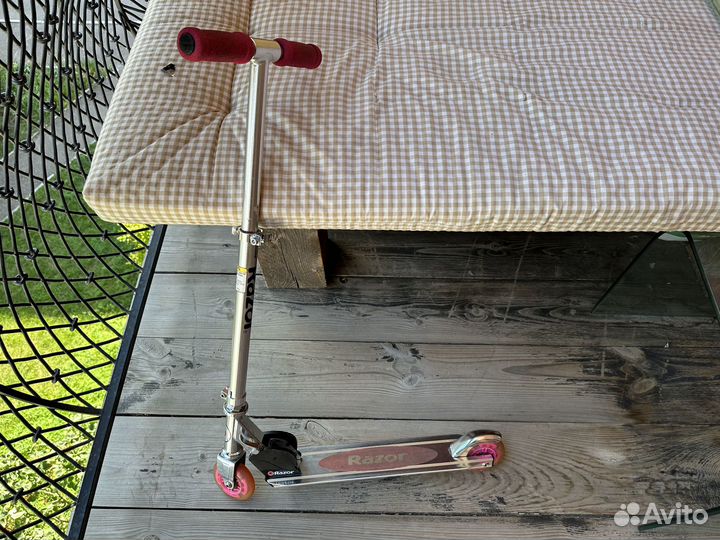 Самокат Razor A125 GS розовый, колеса светятся