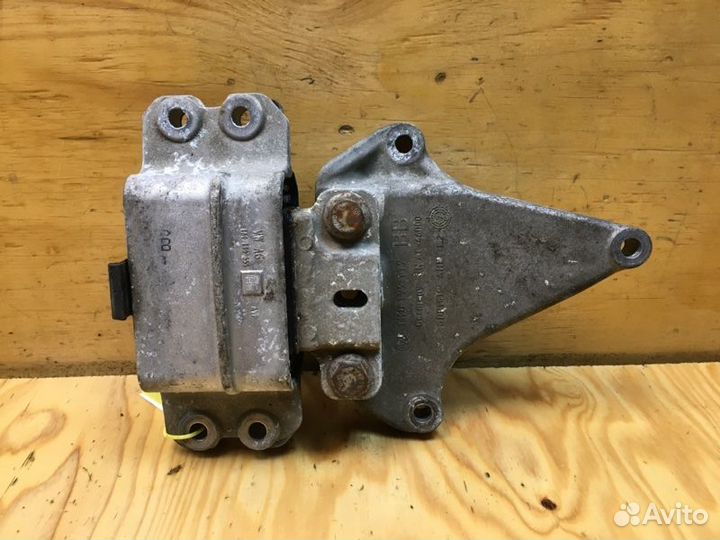 Подушка двигателя левая Audi A3 8PA caxc 2009