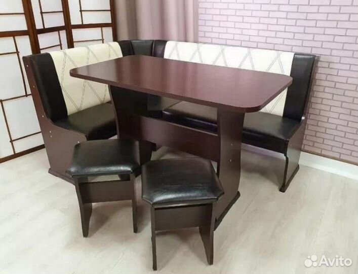 Кухонный угол со столом и табуретками