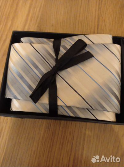 Набор из галстука, запонок, зажима, платочка