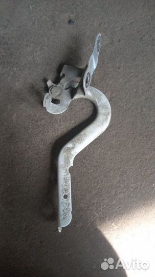 Петля капота левая Toyota Vitz 2010-2014