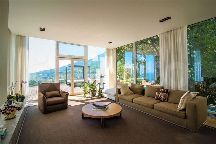 Дом 702 м² на участке 9 сот.