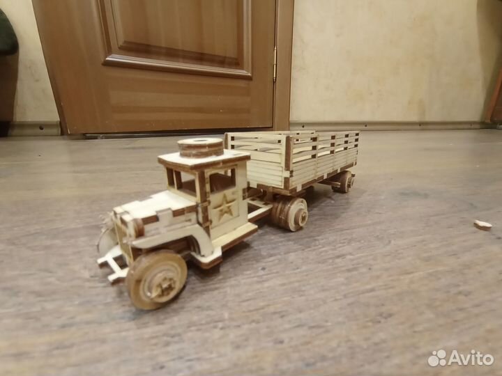 Деревянные машины и поезд