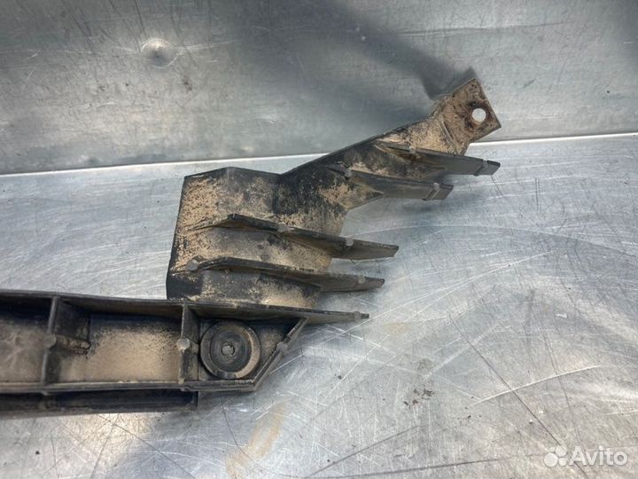 Направляющая заднего бампера левая Volkswagen Golf