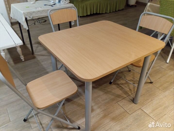 Стол и три стула