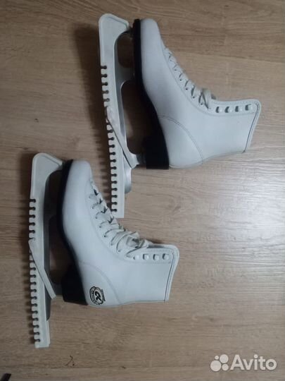Продаю коньки женские
