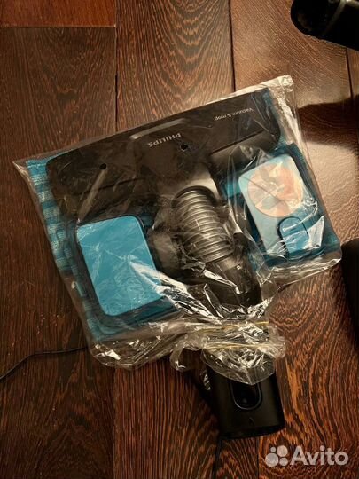 Вертикальный пылесос Philips FC6728 SpeedProAqua