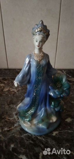 Фарфоровая статуэтка