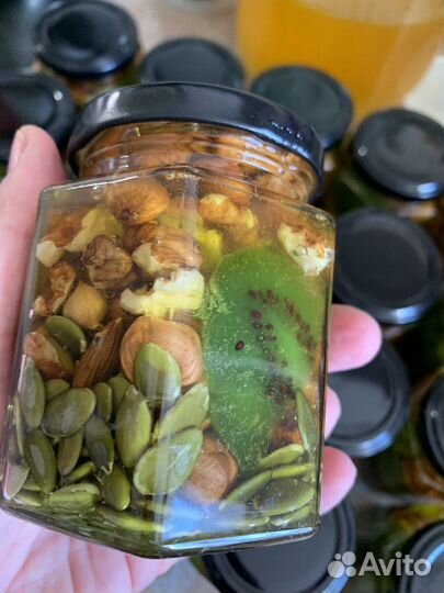 Мед с орешками - вкусный подарок