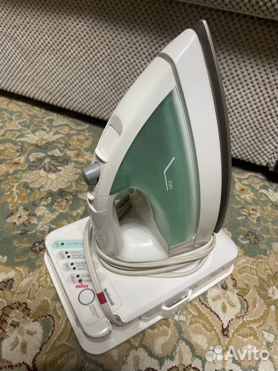 Утюг с подставкой беспроводной