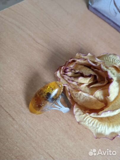 Кольцо с натуральным янтарем безразмерное, металл